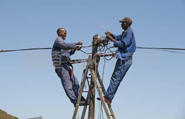 高空守護(hù)者 電話工程師的電線桿作業(yè)與信息咨詢(xún)服務(wù)